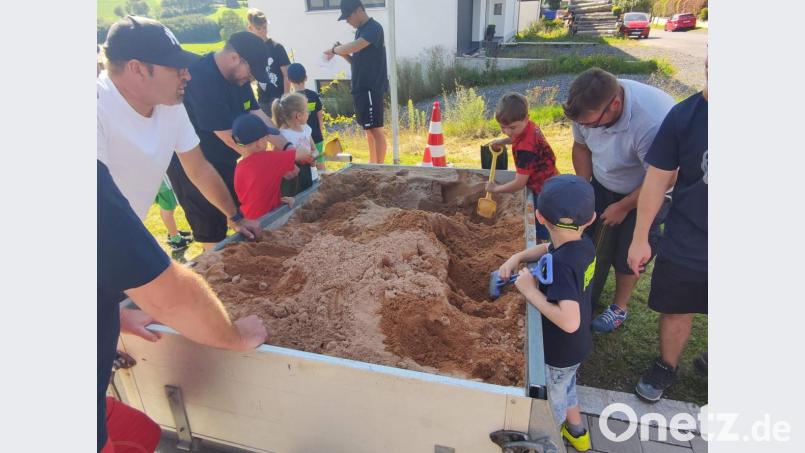 An einer Station mussten Sandsäcke gefüllt werden. Bild: exb/FFW Groschlattengrün
