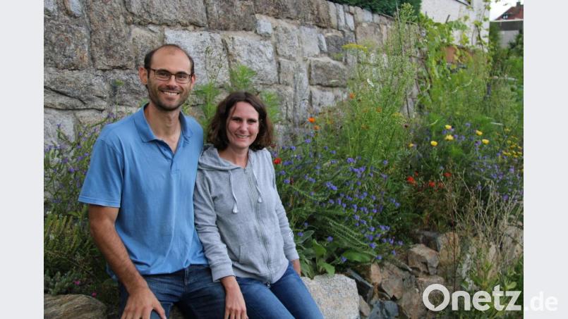 Christian Balke und Viktoria Harrer warten auf die Zertifizierung ihres grünen Traums vom naturnahen Garten im Willmannpark. Bild: prh