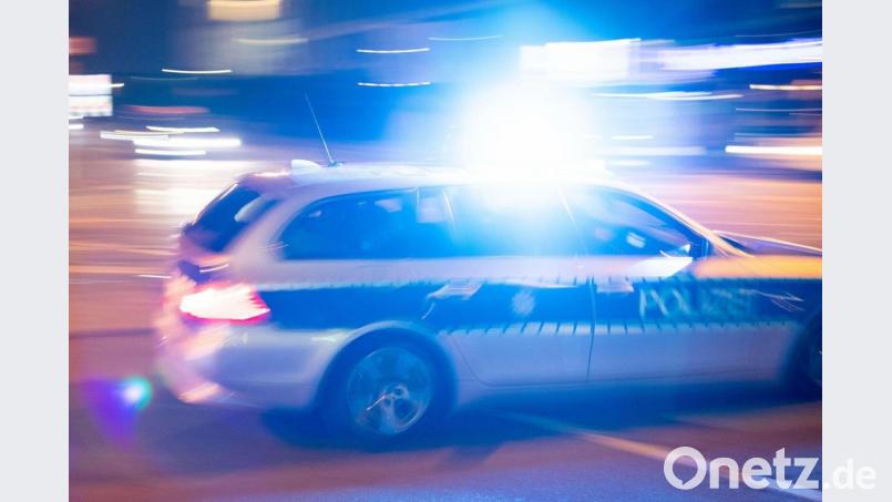 Die Polizei fahndet nach dem Umweltfrevler, der Reifen im Wald bei Trabitz entsorgt hat. Symbolbild: Lino Mirgeler/dpa