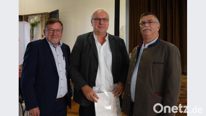 Regionalleiter Karl Bauer (links) und stellvertretender Bezirksvorsitzender Manfred Götz (rechts) ehrten den langjährigen Bezirksgeschäftsführer Herbert Allert (Mitte) für 50 Jahre Treue zur Industriegewerkschaft "Bauen-Agrar-Umwelt". Bild: Hirsch