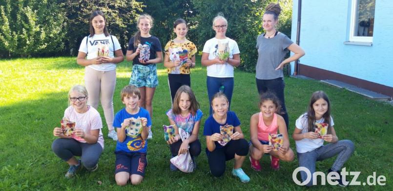 Auf dem Gelände hinter der Rektor-Haindl-Aula erläuterte zu Beginn des Lehrgangs Magda Wolf aus Lenau (stehend rechts) den Kindern alles Wissenswerte über Schafwolle. Bild: öt