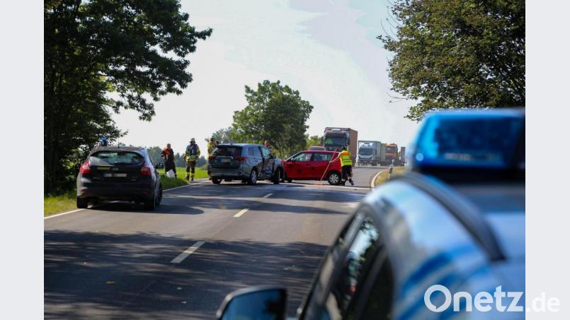 Auf der Staatsstraße von Falkenberg Richtung Autobahn A93 krachten am Mittwochnachmittag zwei Autos zusammen. Bild: Roland Wellenhoefer
