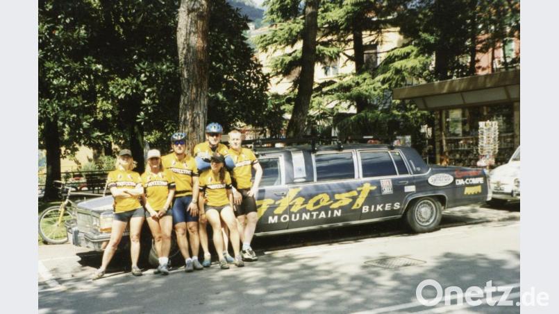 Die Limo kaufte Ghost 1994 auf einer Messe in Las Vegas. Sie diente dann als Teamfahrzeug für Ghost. Aufs Dach brachte man zehn Räder. Hier 1996 am Gardasee. Bild: Klaus Möhwald Archiv