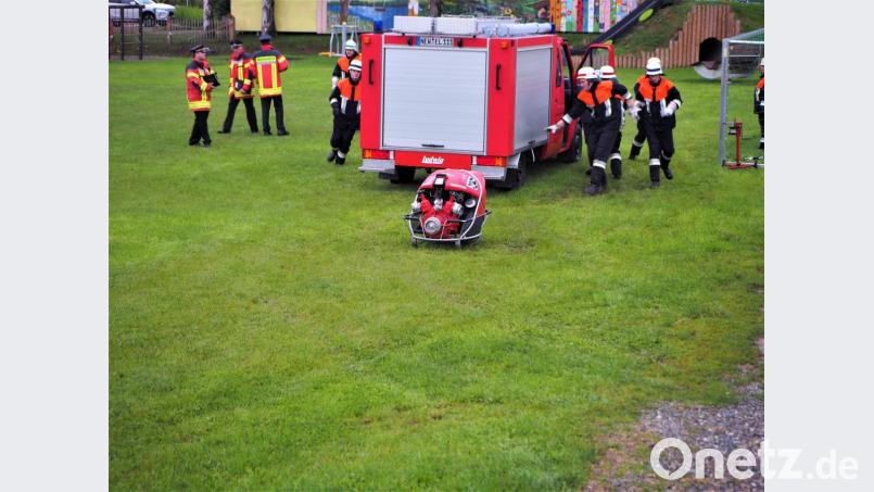 &quot;Zum Einsatz fertig&quot;, nach dem Startsignal gilt es für die zehn Frauen und Männer der Sassenreuther Wehr, möglichst sauber - aber auch in dem gesetzten Zeitrahmen - zu arbeiten. Bild: wmi