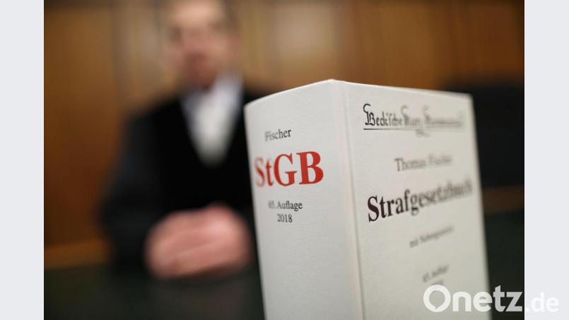 Unter dem Pseudonym „Good Uncle“ soll ein Regensburger Anwalt fast ein Jahr lang als Administrator der Seite „TweenFanIsland“ (TFI) agiert haben. Symbolbild: Oliver Berg/dpa