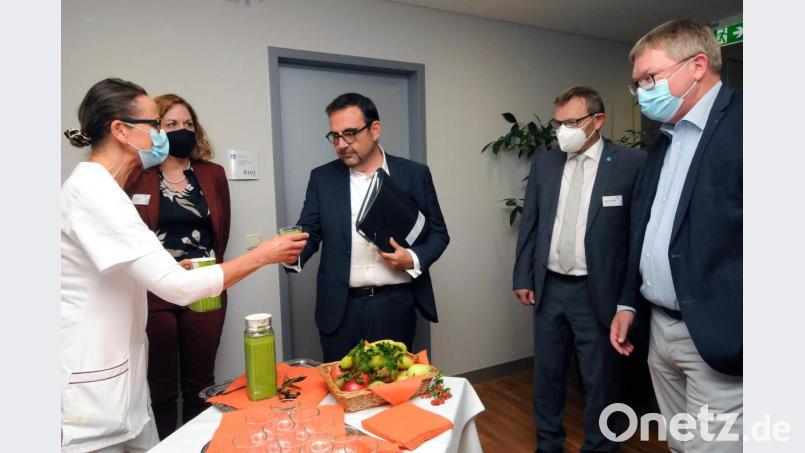 Zur Begrüßung bekam Bayerns Gesundheitsminister von Elisabeth Gaulard-Hirth (links) einen gesunden Smoothie. Bild: Stephan Huber