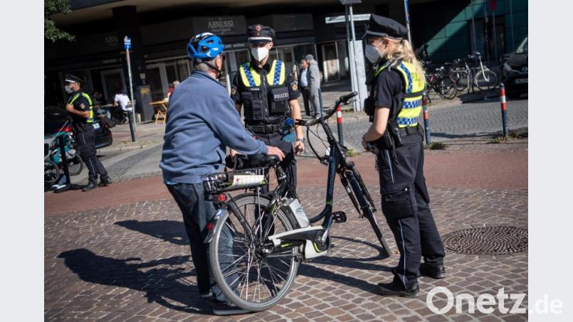 Die Polizei erklärt bei Kontrollen von Radfahrern immer wieder, dass hier gilt: Wer mit mehr als 1,6 Promille unterwegs ist, den erwarten hohe Strafen. Symbolbild: Sina Schuldt