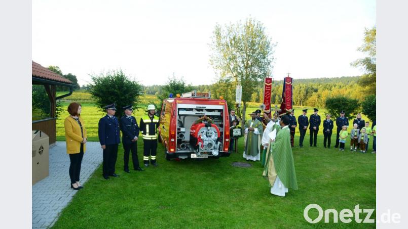 Pfarrer Julius Johnrose segnet im Beisein Bürgermeisterin Marina Hirnet, Kommandant Wolfgang Reber, Vorsitzenden Hubert Völkl, Maschinist Thomas Pentner (von links) sowie der Wehrmitglieder aus Waldkirch, der Patenvereine Waldthurn und Brünst sowie zahlreichen Bürgerinnen und Bürgern des Ortsteiles die neue Tragkraftspritze. Bild: bey