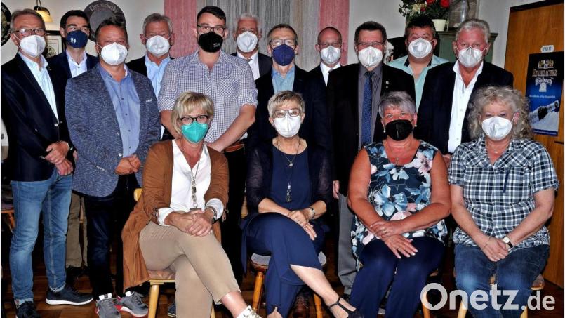 Der neu gewählte Vorstand des Behinderten- und Vitalsportvereins Weiden mit Vorsitzender Sabine Birner (vorne sitzend, Mitte, schwarze Maske), Martina Weiß links daneben. Bild: R. Kreuzer