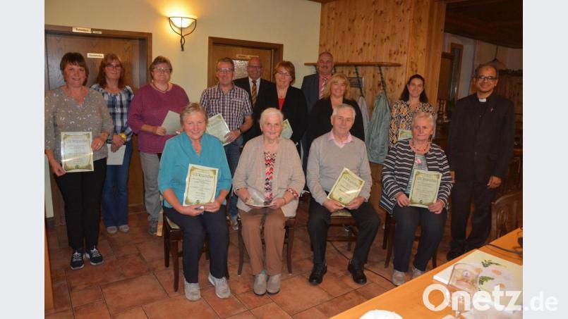 Jahrzehntelange Mitglieder ehrte das Katholische Landvolk Wernersreuth bei der Jahresversammlung im Gasthaus Eckstein. Barbara Ernstberger und Konrad Eckstein (sitzend, Zweite und Dritter von links) wurden zu Ehrenmitgliedern ernannt. Den Geehrten gratulierten Pfarrer George Parankimalil (rechts), Vorsitzende Brigitte Meyer (stehend, Dritte von rechts) sowie die Bürgermeister Johann Burger und Klaus Meyer (hinten, von rechts). Bild: jr