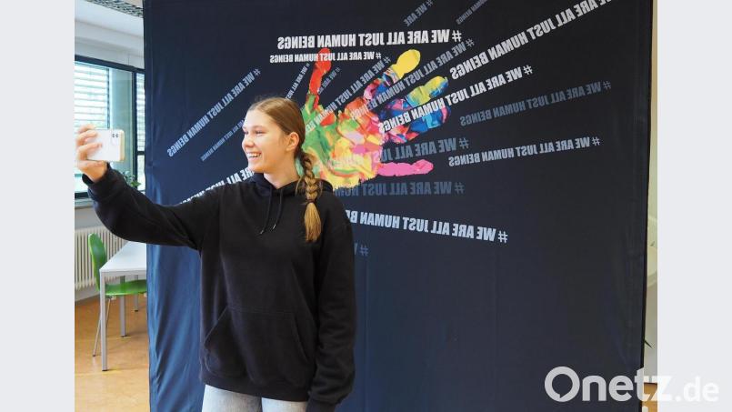 Praktikantin Joleen Opitz vom Oase-Team testet schon einmal die Selfie-Wand mit Spiegelschrift, die bei den Life-Events aufgestellt sein wird. Bild: Bühner