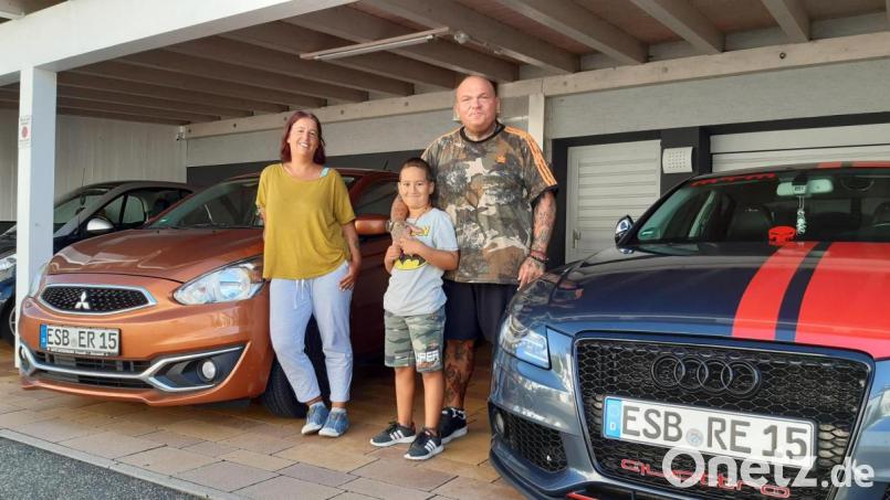 Evi und Ralf Hönig mit Sohn Silas aus Windischeschenbach fahren Autos mit einem ESB-Kennzeichen. &quot;Wir sind aus Eschawo, das passt&quot;, sagen sie. Bild: Lowak
