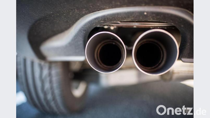 Sein verboten lauter Auspuff hat einem jungen Autofahrer Ärger mit der Polizei beschert. Symbolbild: Julian Stratenschulte/dpa