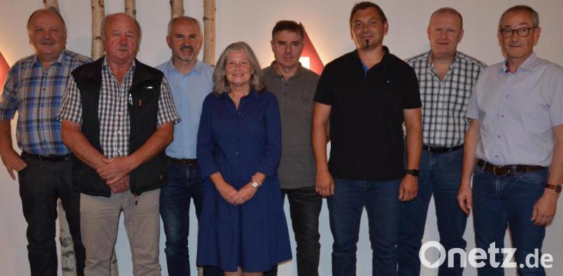 Die Mitglieder des Imkervereins Unteres Vilstal wählen einen neuen Vorstand (von links): Peter Wittmann (Beisitzer), Josef Reindl (Beisitzer), Stephan Graf (scheidender Vorsitzender und Beisitzer), Heidi Dolles-Birner (Beisitzerin), Albert Stepper (Kassier), Sebastian Bösl (neuer Vorsitzender), Peter Schirm (Beisitzer) und der Riedener Bürgermeister Erwin Geitner. Bild: Eva Gröninger