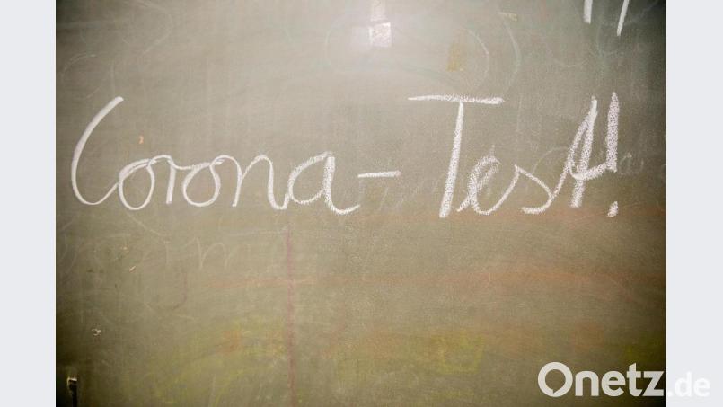 Ab einem Corona-Inzidenzwert von 35 gilt in Bayern seit Montag, 23, August, in Innenbereichen größtenteils die 3G-Regel (geimpft, genesen oder getestet) Symbolbild: Christoph Soeder/dpa