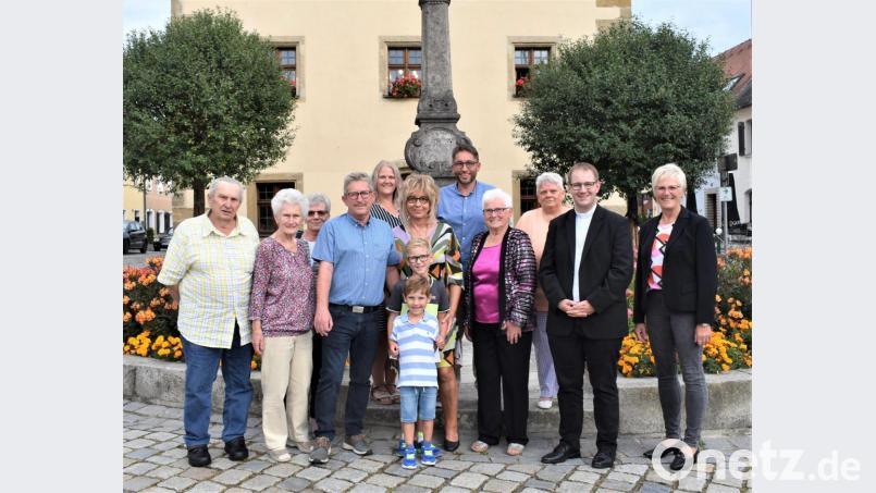 Gunda Schönmann-Wolff (Vierte von rechts) feiert ihren 80. Geburtstag. Alles Gute wünschen ihr neben ihrer Familie auch zweite Bürgermeisterin Anita Stauber (von rechts), Pfarrer Daniel Fenk und Maria Zitzmann vom Pfarrgemeinderat. Bild: rgr