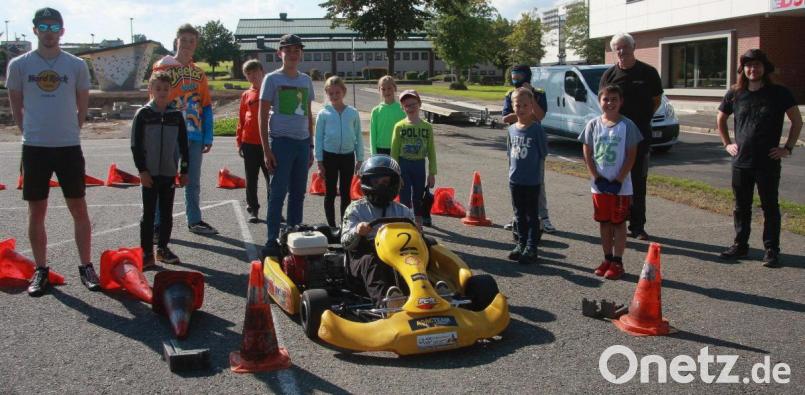 Schadenfreie Slaloms ohne besondere Zwischenfälle meldeten Rennleiter Karl-Heinz Dietrich (Zweiter von rechts) und sein Unterstützerteam: Beim Ferienprogramm hatte der MSC Wiesau ein Jugend-Kart-Schnuppertraining auf dem Gelände des Berufsschulzentrums an der Pestalozzistraße angeboten. Bild: wro