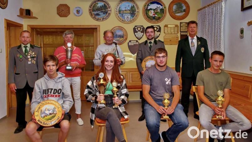 Die Gewinner der Pokal- und Ehrenscheiben (vorne, von links): Peter Gmeiner, Luisa Reichl, Simon Härtl und Georg Wurm sowie (hinten, von links)Schützenmeister Bernhard Weber, Anneliese Schuller, Otto Muckenschnabl, Philipp Zölch und Gauschützenmeister Manfred Zölch. Bild: SG Liebenstein/exb