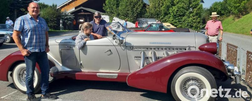 Die „Ente“ mit 7,5 L V8 Motor, 360 PS in der Optik der 40er Jahre ist ein Hingucker. Automuseumsbesitzer Perry Eckert (links) ist begeistert. Bild: gis