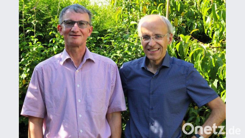 Dietmar Hofmann (links) und Rudolf Fischer spielen an der Orgel in St. Konrad. Bild: Pfarrei Konrad/exb