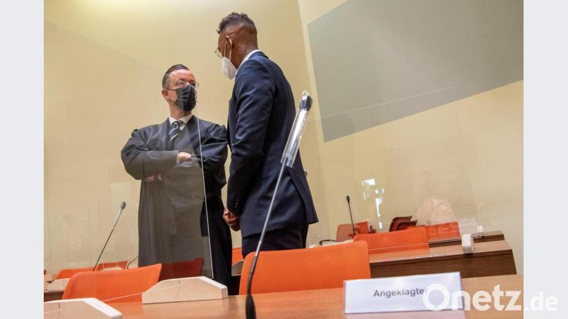 Der Fußball-Profi Jerome Boateng (r) steht zu Beginn des Prozesses gegen ihn im Amtsgericht München. Bild: Peter Kneffel/dpa