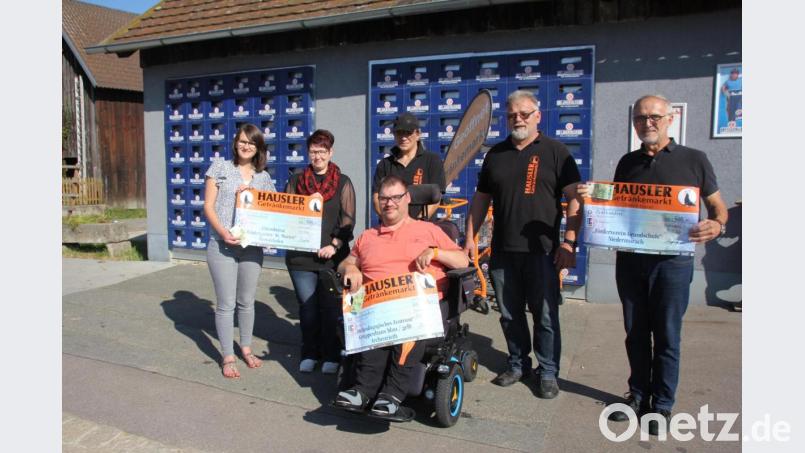 Für ihre jeweiligen Einrichtungen nahmen (von links) Jennifer Steinach, Christina Betz, Josef Gruber und Josef Salomon die Spenden von Sonja Schlagenhaufer-Götz und Konrad Schlagenhaufer (hinten) entgegen. Bild: frd