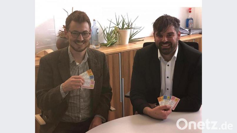 Maximilian Mehler (links) und Stefan Meyer, Kassier des Vereins „ TIR – Hier kaufen wir!“, bei der Übergabe der Gutscheine. Bild: Gerhard Bauer/exb