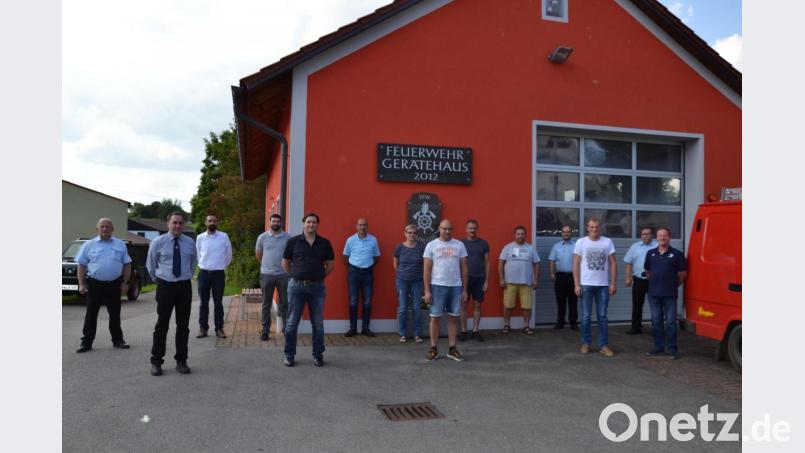 Matthias Grünbauer (Achter von links) und Thomas Kleber (Fünfter von links) führen künftig die Feuerwehr Heumaden. Kreisbrandrat Marco Saller (Vierter von rechts) und Bürgermeister Armin Bulenda (Dritter von links) gratulieren. Bild: gi