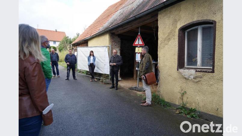 Vor dem vor geraumer Zeit von der Marktgemeinde erworbenen Anwesen Bienenweg 2 erläuterte insbesondere Experte Julius Schönberger (rechts) die bisherigen Ideen einer künftigen Nutzung. Bild: fjo