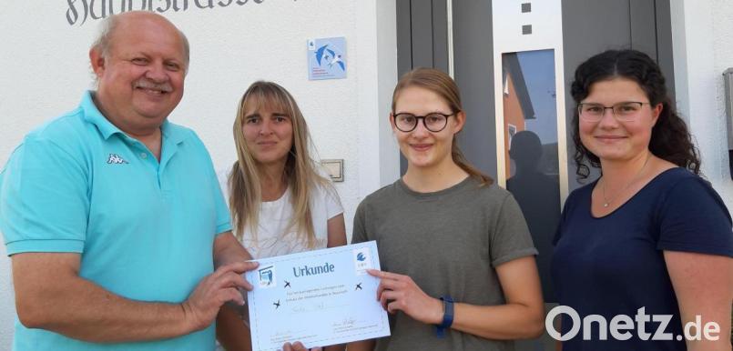 Andreas und Andrea Voit (von links) freuen sich über die Plakette „Schwalben willkommen“, die Nadine Arzt und Anna Schäffer vorbei brachten. Bild: gis