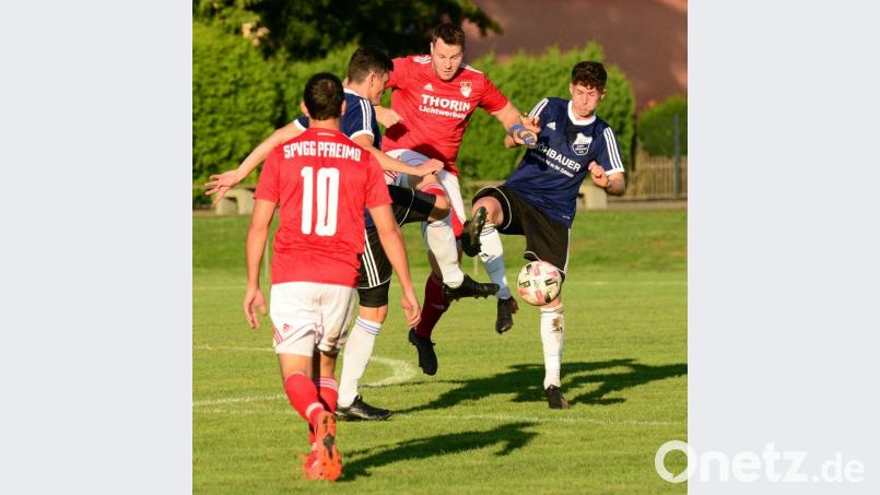 Pfreimds Spielertrainer Bastian Lobinger (hinten im roten Trikot) im Duell mit zwei Spielern des SC Luhe-Wildenau. Die Partie vor gut einer Woche endete 0:0. Am Sonntag gegen die SV Grafenwöhr wird es ähnlich schwer werden. Bild: ham