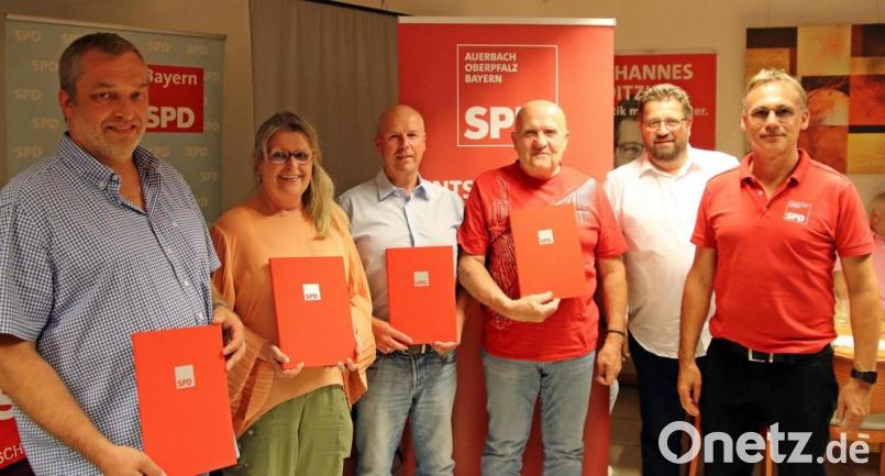 Die Jubilare der Auerbacher Sozialdemokraten zusammen mit (Fünfter und Sechster von links) SPD-Bundestags-Direktkandidat Johannes Foitzik und Ortsvereinsvorsitzendem Peter Danninger. Bild: jma