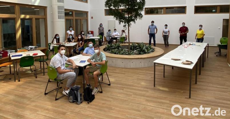 Letzte Vorbereitungen laufen für die Info-Points im Atrium, an denen die Walter-Höllerer-Realschule am Dienstag, 14. September, ihre Fünftklässler begrüßen wird. Deren Freizeittutoren bereiten kleine Starterpakete vor. Bild: Walter-Höllerer-Realschule/exb