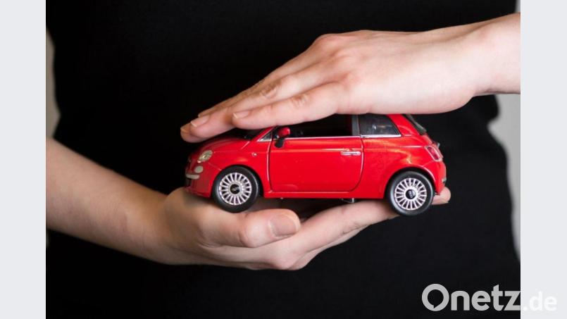 Rundum gut geschützt: Während die Kfz-Haftpflicht für alle Autohalter obligatorisch ist, sind Teil- und Vollkaskoversicherung freiwillig. Wichtig für die Beitragsbemessung aller drei Arten ist die Typklasse. Symbolbild: Robert Guenther/dpa