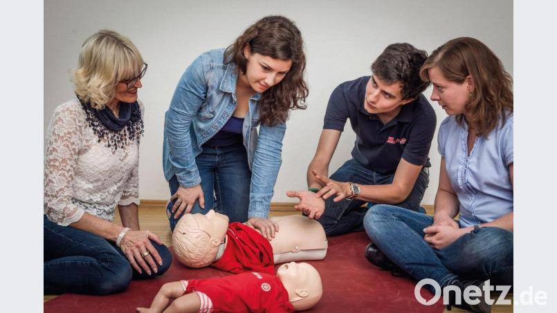 Ein Ausbilder demonstriert Frauen die Wiederbelebung am Kind. Bild: Tobias Grosser/exb