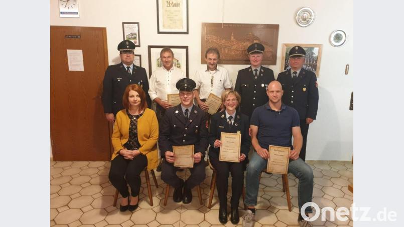 Für 40jährige Treue zur Freiwilligen Feuerwehr Waldkirch wurden Bernhard Träger und Konrad Träger (hintere Reihe, helle Hemden von links), für 25jährige Zugehörigkeit zur Wehr Christian Käa, Marina Völkl und Matthias Reber (vorne, mit Urkunden von links) geehrt. Bild: bey