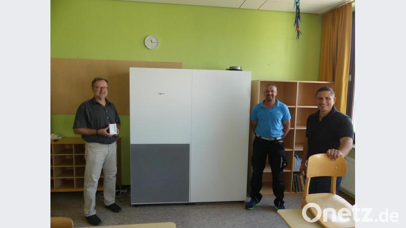 Bürgermeister Marcus Gradl überzeugte sich: 28 Räume der MGS sind mit einer fest verbauten Luftfilteranlage ausgestattet, für deren Wartung Hausmeister Udo Drechsler (Mitte) zuständig ist. Zu Demonstrationszwecken aktivierte Wolfgang Bodensteiner (links) noch einmal eine Corona-Ampel. Bild: rn