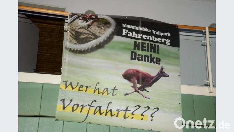 Jagdpächter Michael Kraus musste sein Transparent wieder entfernen. Auch sonst gibt es viel Kritik am geplanten Trailpark. Bild: bey