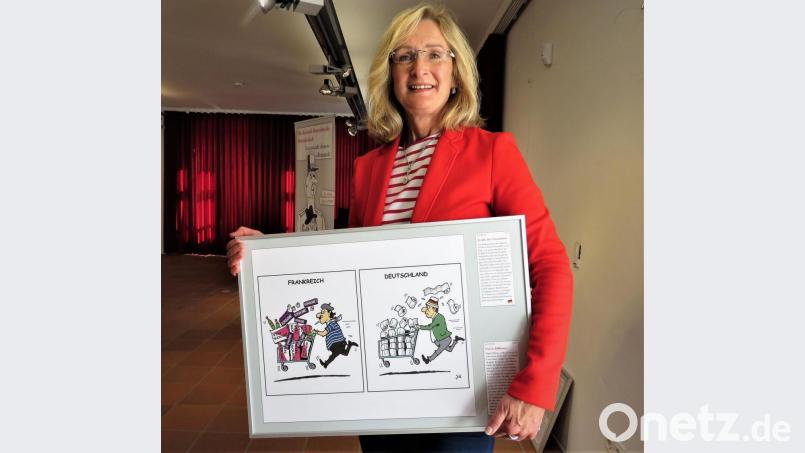 Museumsmitarbeiterin Herta Zölch hat ihre Lieblings-Karikatur in der neuen Ausstellung, die ab 14.September im Museumsquartier gezeigt wird, bereits gefunden. Sie lacht herzlich über die Darstellung von deutschen und französischen Einkäufern in der Pandemie. Bild: ubb