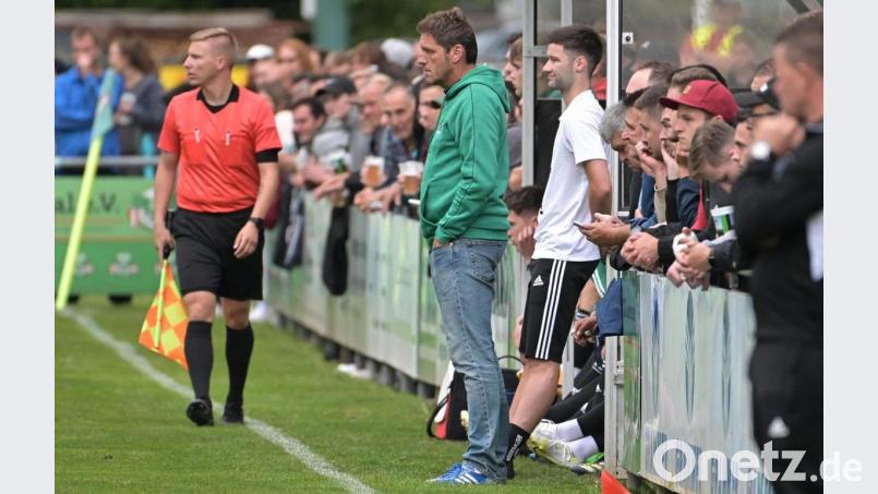 Konzentriert beobachtet Ammerthals Trainer Michael Hutzler (grüne Jacke) an der Seitenlinie das Geschehen auf dem Platz. Im Spitzenspiel am Sonntag gibt es für ihn ein Wiedersehen mit seinem früheren Verein. Archivbild: ref