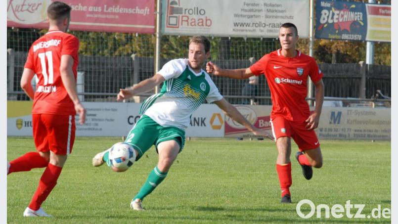 Martin Bächer (Mitte) steht dem SV Mitterteich in den nächsten Wochen nicht zur Verfügung. Der Defensivmann muss wegen eines Außenbandanrisses im Knie pausieren. Bild: gb