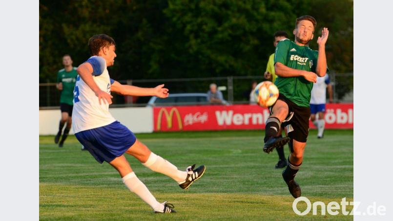 Wer gewinnen will, muss auch mal leiden:Der Schirmitzer Andreas Rothballer (links) trifft den Wernberger Johannes Wesnitzer voll. Bild: she