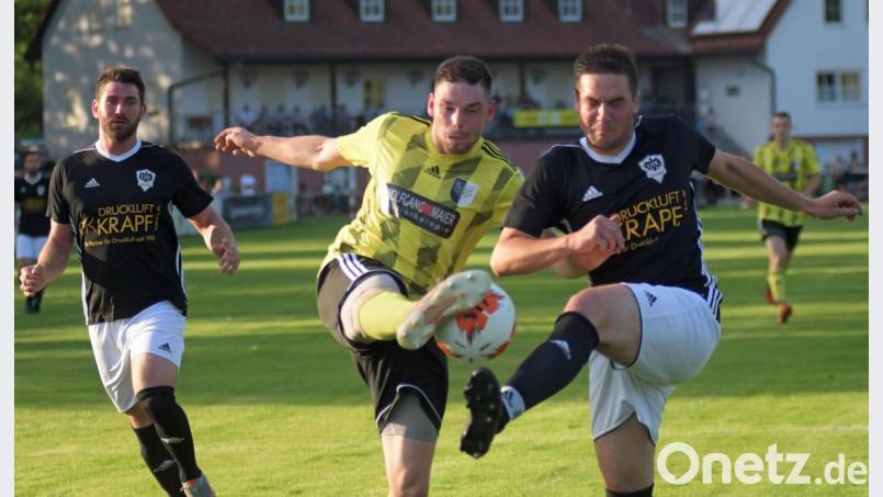 Kräftig dagegenhalten sollen die Jungs der DJK Weiden (in Schwarz) auch beim Spitzenteam aus Tremmersdorf. Es geht um Rang eins in der Kreisliga Nord. Archivbild: otr