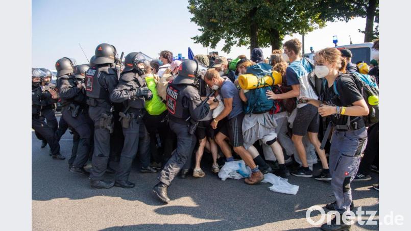 Demonstranten stoßen an der Theresienwiese mit Einsatzkräften der Polizei zusammen. Foto: Peter Kneffel/dpa Bild: Peter Kneffel