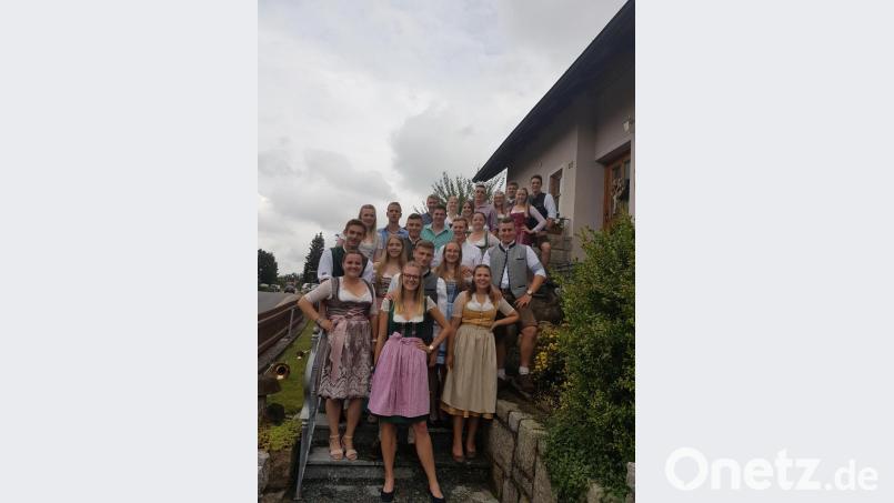 Fesche 12 Kirwapaare sind schon ganz gespannt vor dem großen Auftritt auf der Kirwabühne Bild: sak