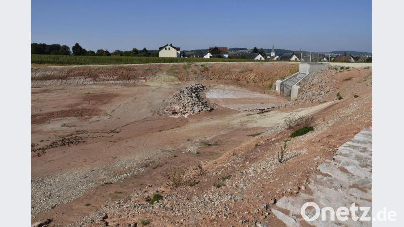 Das neue Hochwasserrückhaltebecken am Ammersrichter Akazienweg fasst laut Angaben des städtischen Tiefbauamts 6245 Kubikmeter Wasser. Das sind 6,2 Millionen Liter. Bild: Petra Hartl