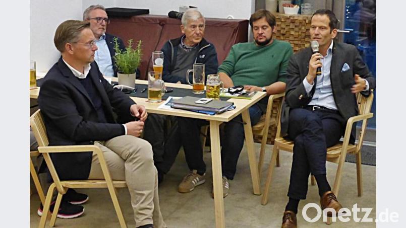 Zur Wahlveranstaltung der CSU sind auch MdL Tobias Reiß (von links), Zweiter Bürgermeister Christian Drehobel, Altbürgermeister Ludwig König, Besucher Christoph König und MdB Albert Rupprecht gekommen. Bild: CSU Brand/exb