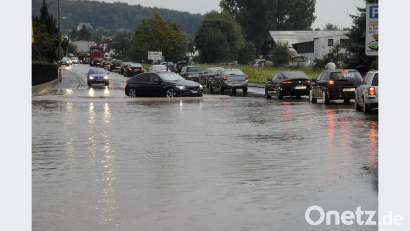 So sah es am Nachmittag des 2. September 2011 auf der Bayreuther Straße aus. Enorme Wassermassen schossen damals durch Ammersricht und den Wagrain. Archivbild: Petra Hartl