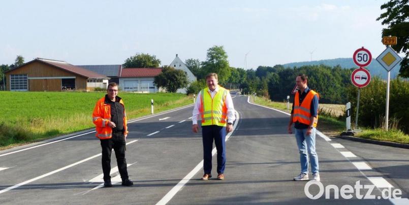 Freuten sich über die pünktliche Wiedereröffnung der sanierten und neu asphaltierten B 299 (von links): Baudirektor Stefan Noll, Bürgermeister Stefan Braun und Technischer Amtsrat Stefan Weiss. Bild: jp