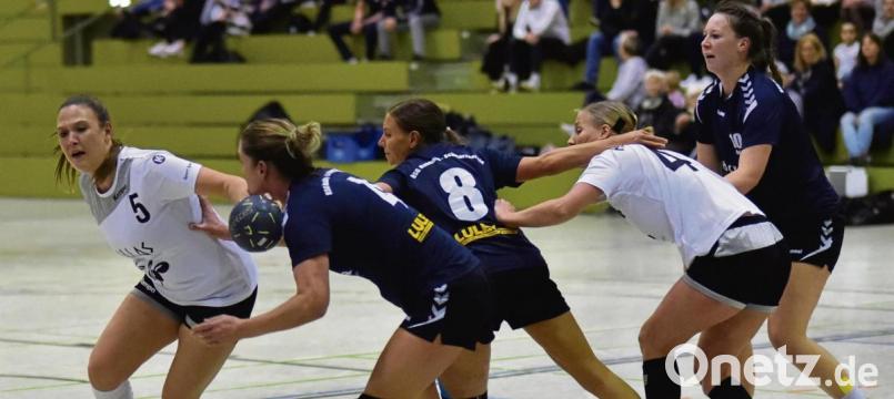 Die Damen der HSG Nabburg/Schwarzenfeld (dunkle Trikots) bei einem Spiel in Weiden im Jahr 2020. Nach dieser Saison stieg die HSG auf. Die darauffolgende Spielzeit wurde aber wegen Corona nach nur wenigen Wochen abgebrochen. In gut zwei Wochen geht es erneut los. Bild: Alfred Schwarzmeier